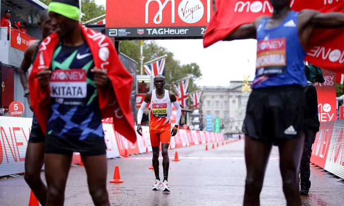 Kỷ lục gia người Kenya Eliud Kipchoge thất bại tại London Marathon 2020