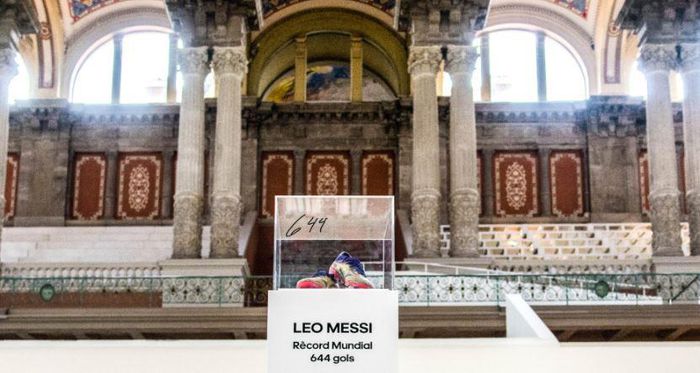 Lionel Messi đã tặng đôi giầy mà anh mang khi ghi bàn thắng thứ 644 trong sự nghiệ
